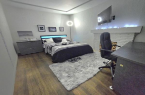 Homey Private Room 4 mins from Metrotown! Self Check in Private Parking